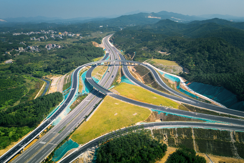 2松旺至鐵山港東岸高速公路于2020年12月建成通車，平整度標準差達0.366毫米.jpg